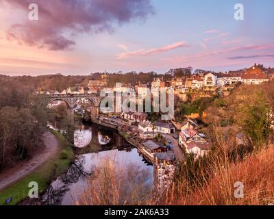 Eisenbahnviadukt über den Fluss Nidd in der Dämmerung aus dem Schlosspark in Knaresborough North Yorkshire England Stockfoto