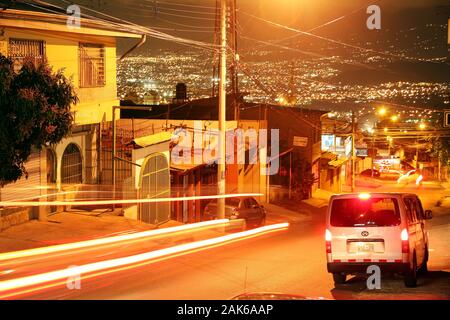 Provinz San Jose: naechtlicher Blick von Asserí in San José Stadt Costa Rica | Verwendung weltweit Stockfoto