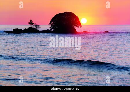 Puntarenas: Sonnenuntergang an der Playa Dominical, Costa Rica | Verwendung weltweit Stockfoto