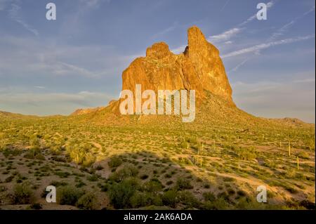 Eine östliche morgen Blick auf Courthouse Rock in Harquahala Valley Arizona. Im Gegensatz zu einem Berg dieser Rock ist ein riesiger Monolith, der getrennt von der Nea ist Stockfoto