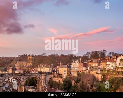 Eisenbahnviadukt mit St Johns Kirche und crag top Häuser in der Dämmerung aus dem Schlosspark in Knaresborough North Yorkshire England Stockfoto