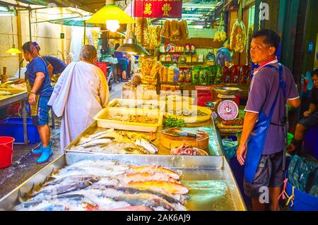 BANGKOK, THAILAND - 15 April, 2019: Die große Vitrinen mit frischen Fisch auf dem Markt in Chinatown, am 15. April in Bangkok. Stockfoto