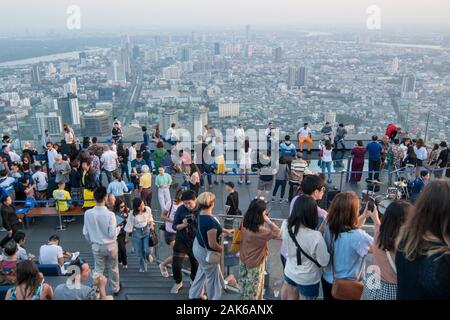 Die Menschen auf dem Dach des Maha Nakhon Gebäude in Sathon in Bangkok in Thailand im südlichsten Asien. Thailand, Bangkok, November 2019 Stockfoto