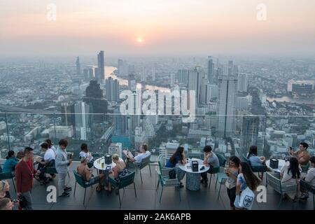 Die Menschen auf dem Dach des Maha Nakhon Gebäude in Sathon in Bangkok in Thailand im südlichsten Asien. Thailand, Bangkok, November 2019 Stockfoto