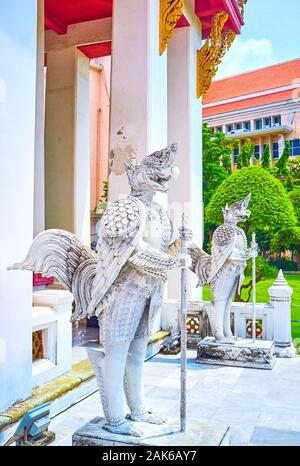 BANGKOK, THAILAND - 15 April, 2019: Die Gruppe der Hüter, das Garudas, am Haupteingang stehen Phuttaisawan Royal Hall in National Museum Stockfoto
