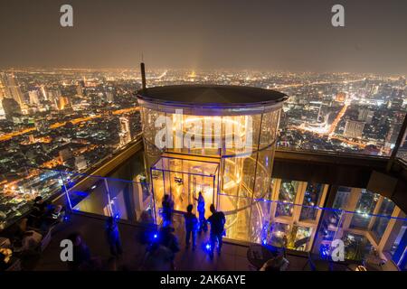 Die Menschen auf dem Dach des Maha Nakhon Gebäude in Sathon in Bangkok in Thailand im südlichsten Asien. Thailand, Bangkok, November 2019 Stockfoto