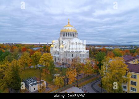 Blick auf die Kathedrale von St. Nikolaus der Wonderworker an einem bewölkten Oktober tag (Aufnahmen aus quadrocopter). Kronstadt, St. Petersburg Stockfoto