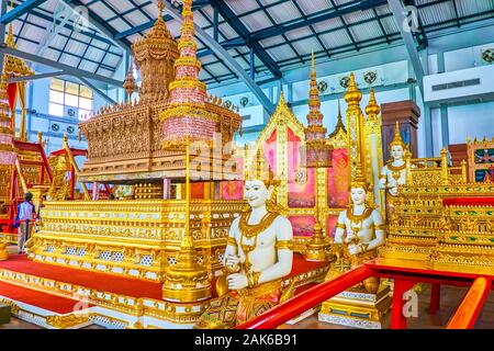 BANGKOK, THAILAND - 15 April, 2019: Die Linie der königlichen Wagen für das Begräbnis Zeremonien sind in der speziellen Pavillon in National Museum ausgesetzt sind, auf einer Stockfoto