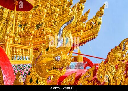 BANGKOK, THAILAND - 15 April 2019: Der detaillierte Blick auf die aus Holz geschnitzte Kopf der Schlange Naga mit segmentierten Spiegel Auge, das Element der Roya Stockfoto