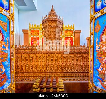 BANGKOK, THAILAND - 15 April, 2019: Die saldalwood Royal Urn der Prinzessin Galyani Vadhana, die im Nationalen Museum, am 15. April in Bangkok. Stockfoto