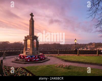 Rosa Himmel bei Dämmerung über dem Kriegerdenkmal in der Verlieben - aber Grund, auf Knaresborough North Yorkshire England Stockfoto