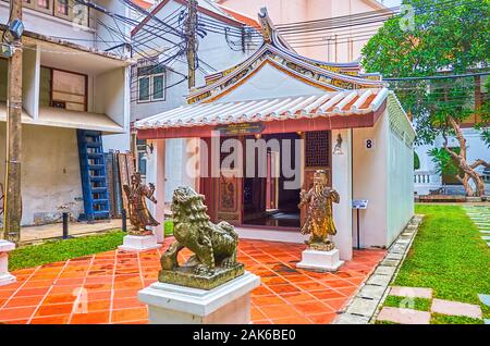 BANGKOK, THAILAND - 15 April, 2019: Die kleine Nukit Ratchaborihan chinesische Schrein mit Skulpturen von Wächtern und foodogs am Eingang, am 15. April Stockfoto