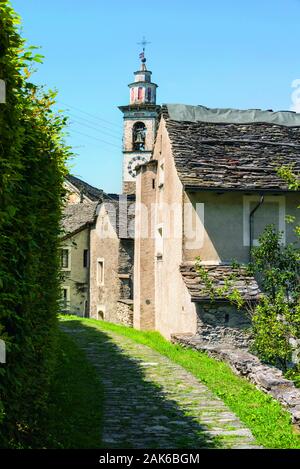 Kanton Tessin: Rasa, kleines (AUTOFREIES) Bergdorf am Monte di Comino im Centovalli Nationalpark, Schweiz | Verwendung weltweit Stockfoto