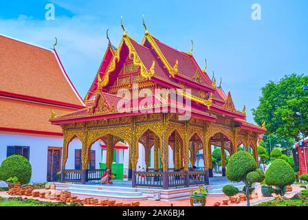 BANGKOK, THAILAND - 15 April, 2019: Die schöne Gilden Samranmukkhamat Pavillon im Thai Stil mit roten Dach im Nationalmuseum Bangkok, am 15. April Stockfoto