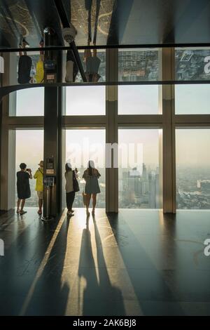 Die Menschen auf dem Dach des Maha Nakhon Gebäude in Sathon in Bangkok in Thailand im südlichsten Asien. Thailand, Bangkok, November 2019 Stockfoto