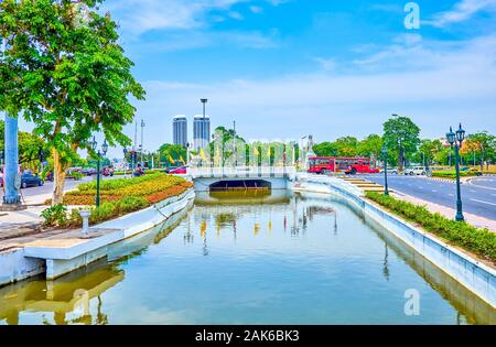 BANGKOK, THAILAND - 15 April 2019: Der schmale Rop Krung Kanal führt durch den zentralen Teil der Stadt, unter den Brücken von großen Durchgangsstraßen, o Stockfoto