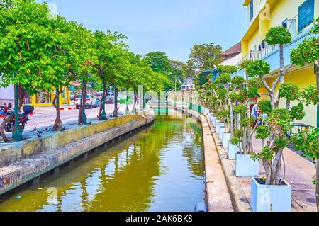 BANGKOK, THAILAND - 15 April, 2019: Die wohnstraße mit Bäumen in Töpfen entlang der schmalen Kanal und kleine Brücken auf, die am 15. April in Bang Stockfoto