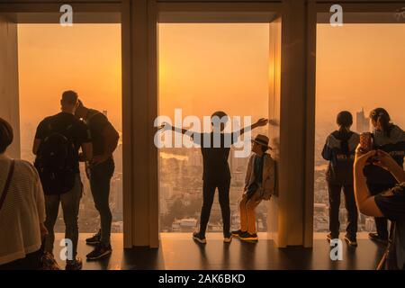 Die Menschen auf dem Dach des Maha Nakhon Gebäude in Sathon in Bangkok in Thailand im südlichsten Asien. Thailand, Bangkok, November 2019 Stockfoto