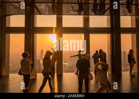 Die Menschen auf dem Dach des Maha Nakhon Gebäude in Sathon in Bangkok in Thailand im südlichsten Asien. Thailand, Bangkok, November 2019 Stockfoto