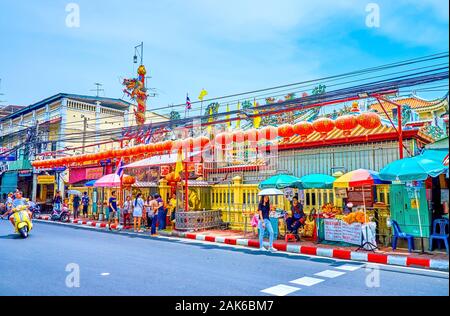 BANGKOK, THAILAND - 15 April, 2019: Das alte San Chaopho Suea Schrein mit hängenden Laternen ist einer der bekanntesten chinesischen Schreine in Bangkok, auf der Apr Stockfoto