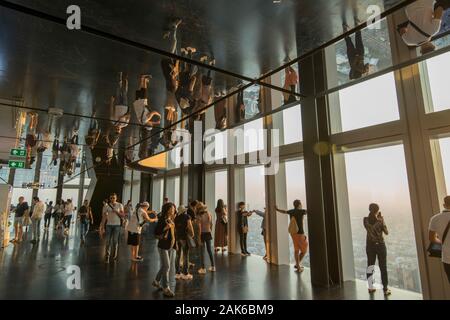 Die Menschen auf dem Dach des Maha Nakhon Gebäude in Sathon in Bangkok in Thailand im südlichsten Asien. Thailand, Bangkok, November 2019 Stockfoto