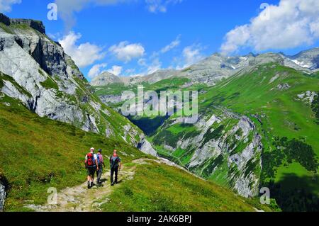 Kanton Graubünden: Wanderer am Klettersteig Pinut mit Blick ins Bargis Tal, Schweiz | Verwendung weltweit Stockfoto