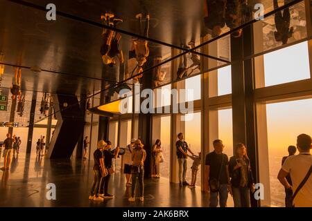 Die Menschen auf dem Dach des Maha Nakhon Gebäude in Sathon in Bangkok in Thailand im südlichsten Asien. Thailand, Bangkok, November 2019 Stockfoto