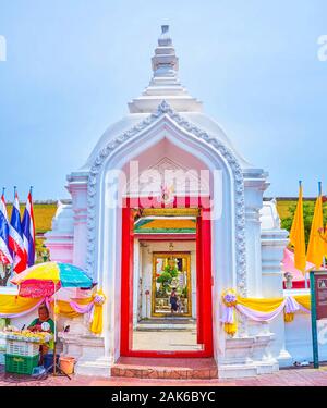 BANGKOK, THAILAND - 15 April, 2019: Der Händler verkauft Blumensträuße für die Religion der Zeremonien am Tore des historischen Wat Suthat Tempel, Stockfoto