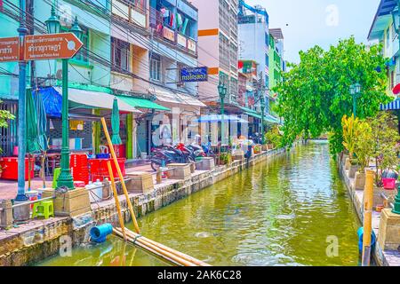 BANGKOK, THAILAND - 15 April 2019: Der Spaziergang durch die Straßen der Altstadt, vorbei an zahlreichen schmalen khlongs (Kanälen) mit malerischen Gassen, am 1. April 2003 Stockfoto