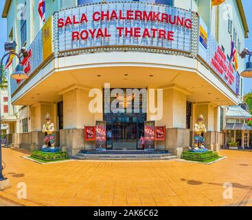 BANGKOK, THAILAND - 15 April, 2019: Der Haupteingang der Sala Chalermkrung Royal Theatre mit Garuda, dem Wahrzeichen von Thailand über den Türen und scul Stockfoto