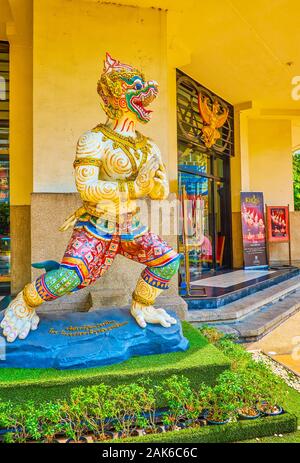 BANGKOK, THAILAND - 15 April, 2019: Die bunte Skulptur von Hanuman, eine der Hauptfiguren der Tänze in Sala Chalermkrung Royal Theatre, auf Stockfoto