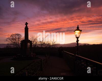 Kriegerdenkmal im Schlosspark Silhouette gegen einen Sonnenuntergang Himmel auf Knaresborough North Yorkshire England Stockfoto