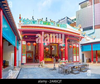 BANGKOK, THAILAND - 15 April, 2019: Die kleine Kwang Tung Schrein mit farbenfrohen Interieur im typisch chinesischen Stil, am 15. April in Bangkok. Stockfoto