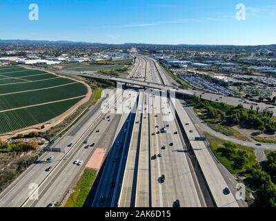 Luftaufnahme von Highway Transport mit kleinen Verkehr, Autobahn Interchange und Verzweigung, San Diego Freeway und Santa Ana Freeway. USU Kalifornien Stockfoto