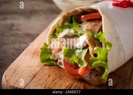 Döner Kebab oder Shawarma Sandwich auf Holztisch. Nahaufnahme Stockfoto