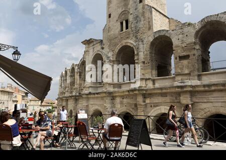 Arles: Roemisches Amphitheater am Rond-Point Acte, Provence | Verwendung weltweit Stockfoto