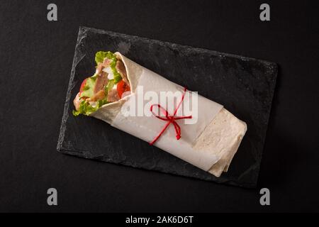 Döner Kebab oder Shawarma Sandwich auf schwarzem Schiefer Hintergrund. Ansicht von oben Stockfoto