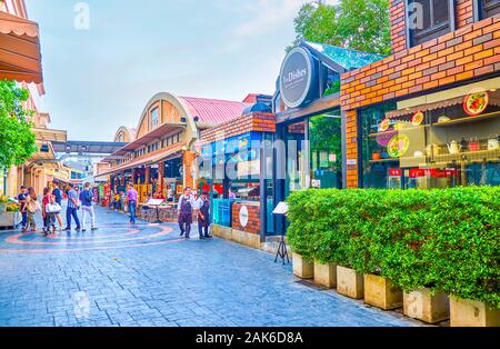 BANGKOK, THAILAND - 15 April, 2019: Asiatique sun, der Riverfront Mall mit zahlreichen modernen Restaurants und Bars, suchen Sie in den alten Lagerhäusern der Forme Stockfoto