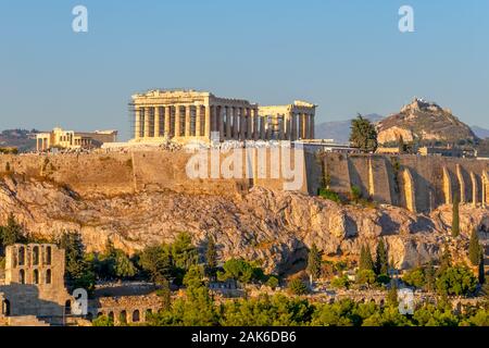 Griechenland. Athen. Sonnigen Sommermorgen. Blick von der Höhe auf der Akropolis. Viele Touristen Stockfoto