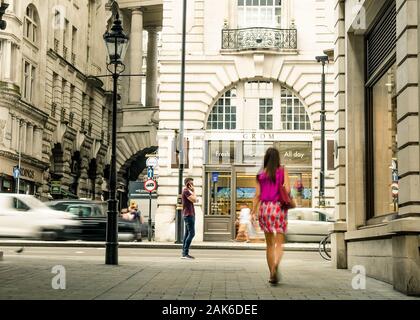 Einkaufsszene in der Nähe der Regent Street im Londoner West End Stockfoto