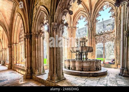 Batalha: Kloster von Batalha (Mosteiro da Batalha), Kreuzgang im manuelinischen Stil, Lissabon | Verwendung weltweit Stockfoto