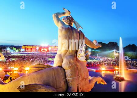 13. Bezirk/Hietzing: Schloss Schönbrunn, Blick vom Neptunbrunen in das Sommernachtskonzert der Wiener Philharmoniker im Schlosspark, Wien | Verwendung nicht Stockfoto