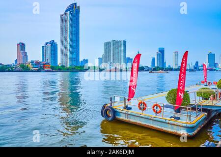 BANGKOK, THAILAND - 15 April, 2019: Die pantoon ist wie der Pier von Asiatique sun Park, der Ort der Ankunft touristische und Passagierschiffe, die auf die komplexen Stockfoto