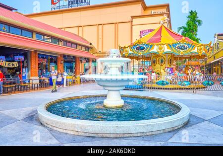 BANGKOK, THAILAND - 15 April, 2019: Die breiten Platz in Asiatique sun Komplex mit dem Brunnen und Karussell auf dem Hintergrund, am 15. April in Bangkok. Stockfoto