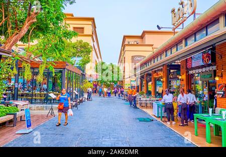 BANGKOK, THAILAND - 15 April, 2019: Die angenehmen Besuch Asiatique sun riverfront Park, genießen Sie köstliche Speisen und Getränke in Restaurants, Stockfoto