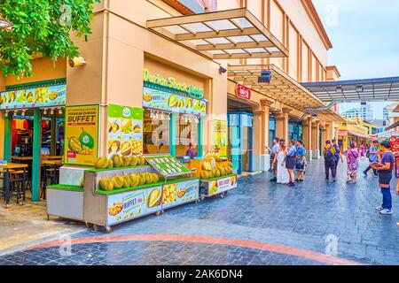 BANGKOK, THAILAND - 15 April, 2019: Das kleine Buffet mit einer Auswahl an frischen Speisen aus Durian Frucht in Asiatique sun Shopping Park, am 15. April in Ban Stockfoto