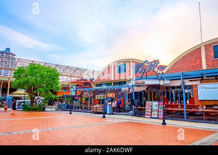 BANGKOK, THAILAND - 15 April, 2019: Asiatique sun Center ist ein feiner Platz Abend zu verbringen, Besuch von Restaurants oder beim Einkaufen in einem der am meisten Auth Stockfoto