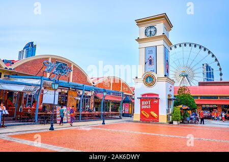 BANGKOK, THAILAND - 15 April, 2019: Die alten Docks in Bangkok in moderne Freihandelszone mit Restaurants renoviert, Sport Bars, Leistungsbereiche, speichert Stockfoto