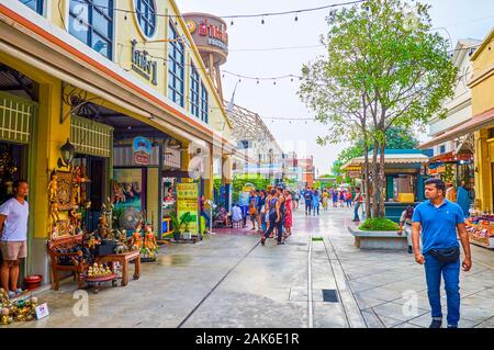 BANGKOK, THAILAND - 15 April, 2019: Die Linie der touristische Geschäfte in Asiatique sun outdoor Shopping Mall mit zahlreichen traditionellen Thai Souvenirs und Spielzeug, o Stockfoto