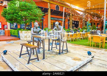 BANGKOK, THAILAND - 15 April, 2019: Die Skulptur in food court Neben den Restaurants von Asiatique sun Shopping Mall, die das Essen Männer, April Stockfoto